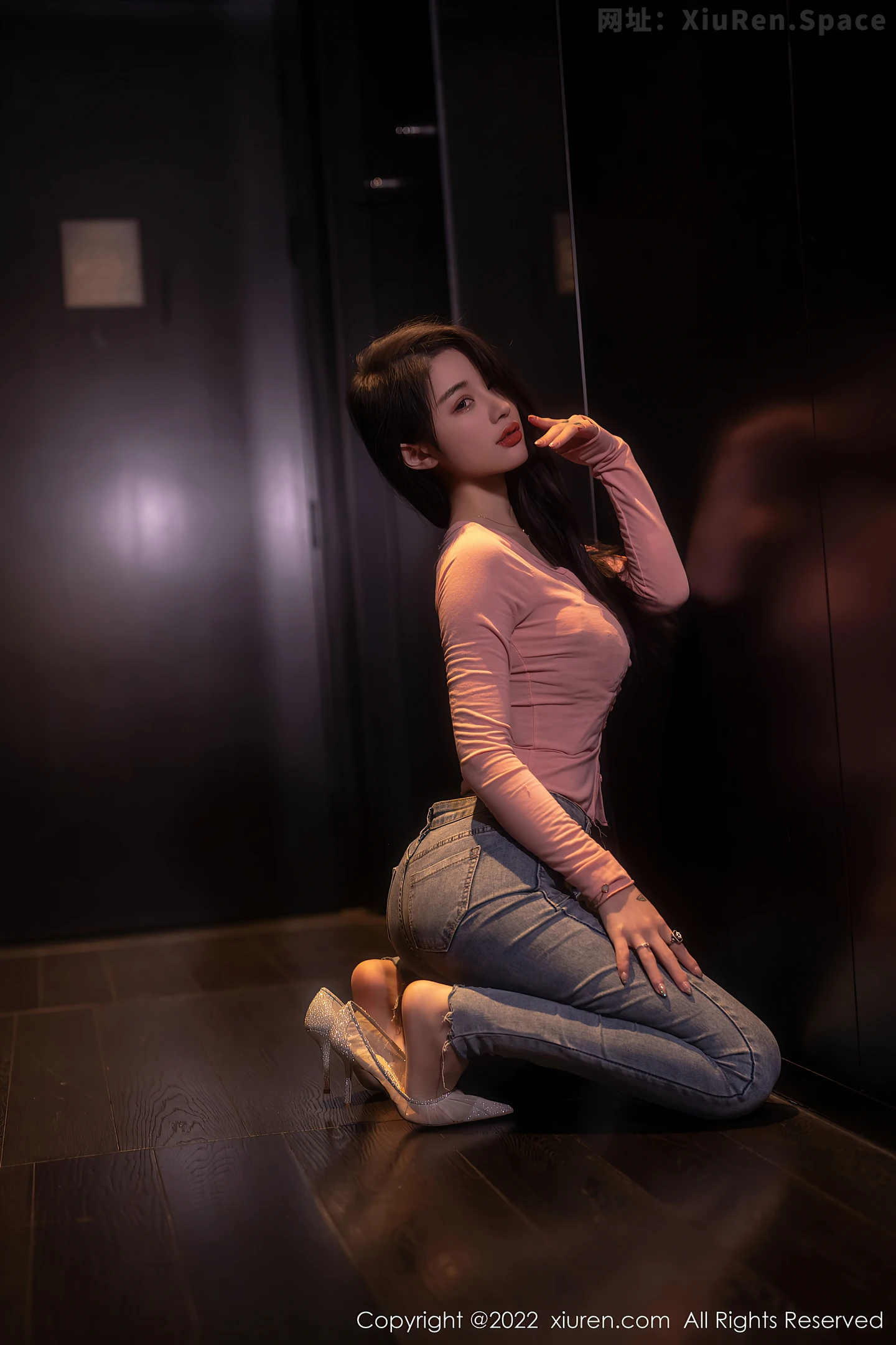 图片[6]-[XiuRen秀人网] VOL.5506 模特美七Mia西双版纳旅拍粉色上衣配牛仔裤露性感内衣诱惑写真65P-秀人网官方网站